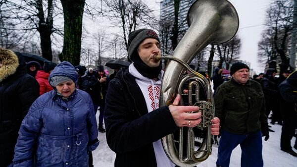Акция протеста против антиковидных ограничений у здания кабинета министров в Риге - Sputnik Латвия