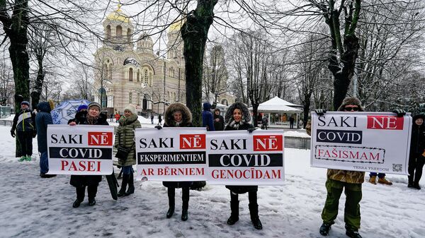 Акция протеста против антиковидных ограничений у здания кабинета министров в Риге  - Sputnik Латвия