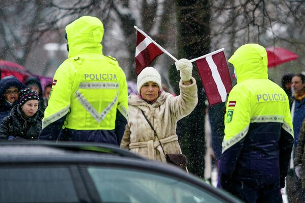 На акции протеста присутствует большое количество полицейских. - Sputnik Латвия