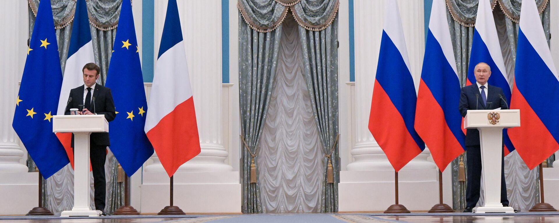 Президент РФ В. Путин провел переговоры с президентом Франции Э. Макроном - Sputnik Латвия, 1920, 08.02.2022