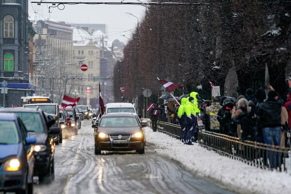 Garāmbraucošās mašīnas izrādīja atbalstu protestētājiem. - Sputnik Latvija