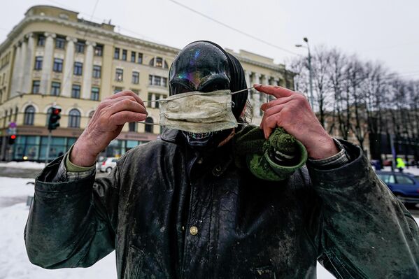 Protesta akcijas pret Covid-19 ierobežojumiem dalībnieks. - Sputnik Latvija