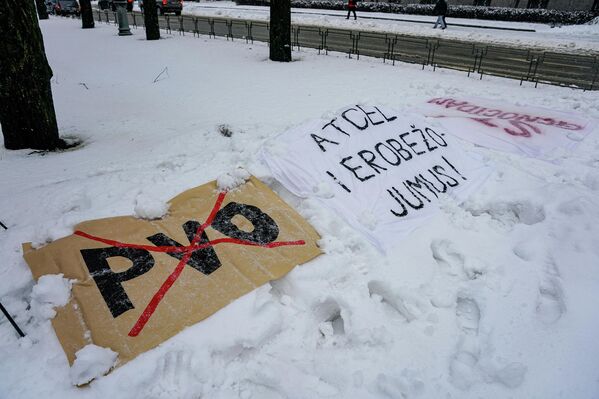 Cilvēki protestē pret Covid-19 ierobežojumiem pie Ministru kabineta ēkas. - Sputnik Latvija