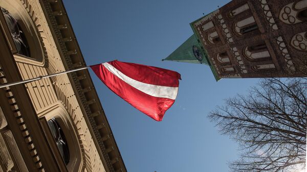 Латвийский национальный флаг на здании Сейма - Sputnik Латвия
