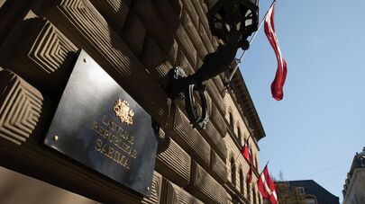 Латвийские национальные флаги на здании Сейма