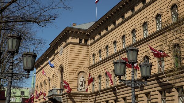 Латвийские национальные флаги на здании Сейма - Sputnik Латвия