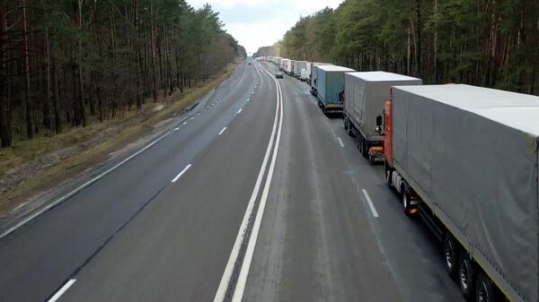 Удар по потребителям. Транзит грузов встал из-за коллапса на границах ЕС - Sputnik Латвия