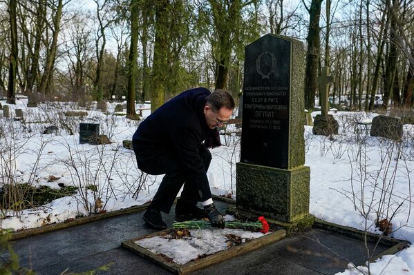 Посол РФ в Латвии Михаил Ванин возложил цветы к могиле Екатерины Эглит на кладбище Матиса в Риге. - Sputnik Латвия