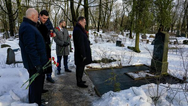 В День дипломатического работника посол РФ в Латвии Михаил Ванин вместе с сотрудниками посольства возложил цветы к могиле Екатерины Эглит на кладбище Матиса в Риге - Sputnik Латвия