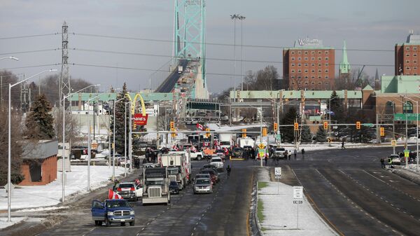 Участники протестов в Канаде блокируют дорогу, ведущую к мосту Амбассадор - Sputnik Латвия