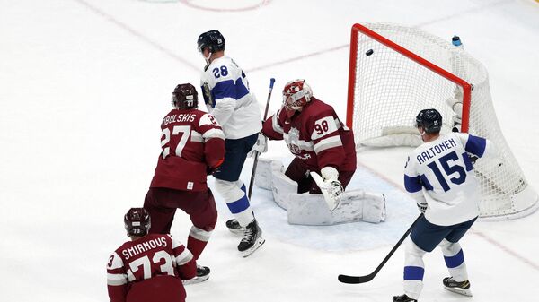 Хоккеисты Латвии и Финляндии в матче олимпийского турнира в Пекине - Sputnik Латвия