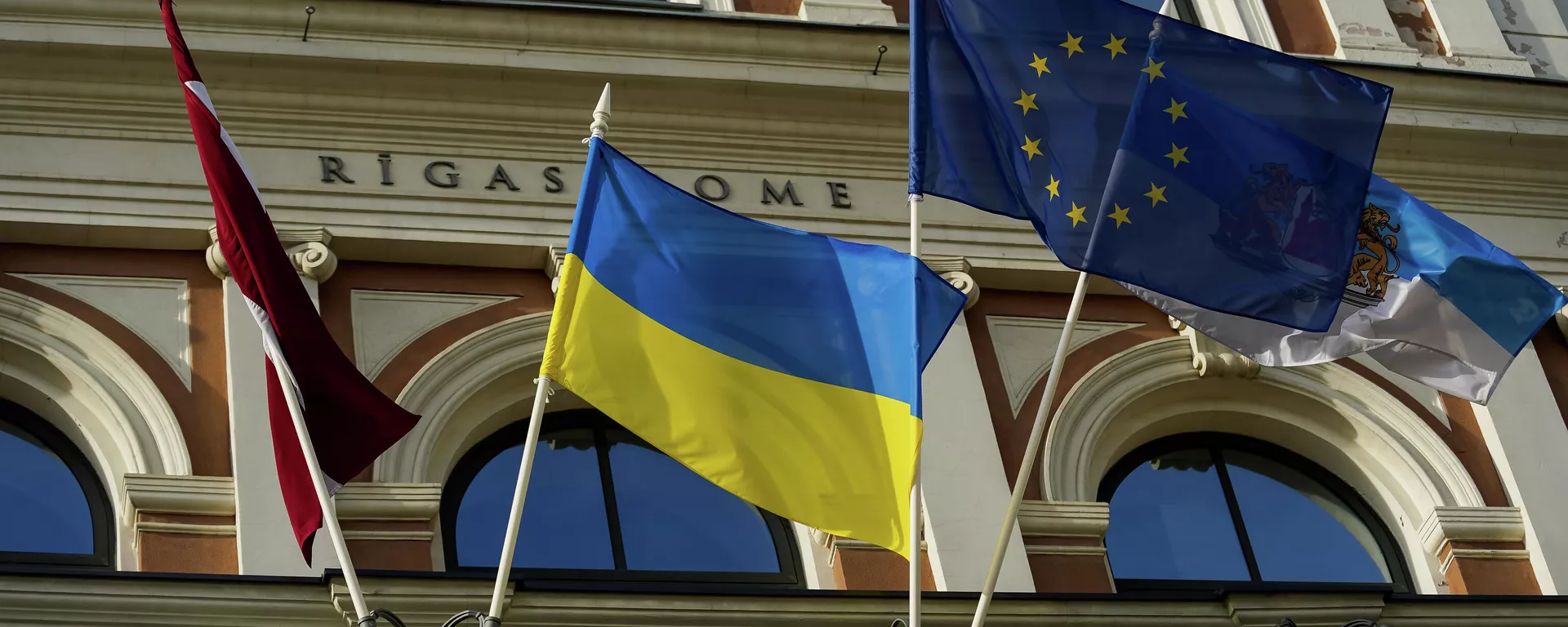 Мэр Риги Мартиньш Стакис и посол Украины в Латвии Александр Мищенко водрузили флаг Украины на здании Рижской думы в знак поддержки  - Sputnik Латвия, 1920, 25.03.2022