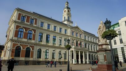 Вечером здание Рижской думы будет подсвечено в цвета украинского флага