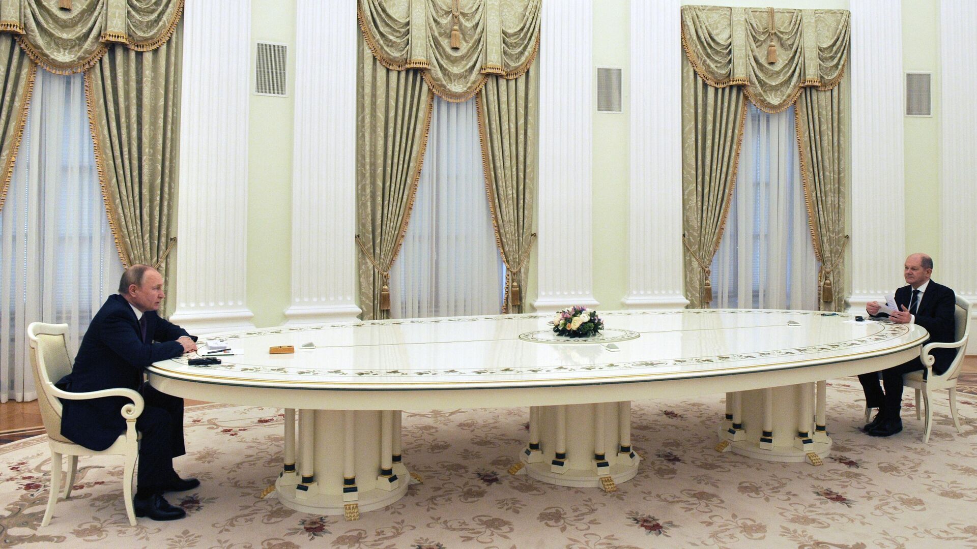 Президент РФ Владимир Путин и федеральный канцлер Германии Олаф Шольц (справа) во время встречи в Кремле, 15 февраля 2022 - Sputnik Латвия, 1920, 06.10.2022