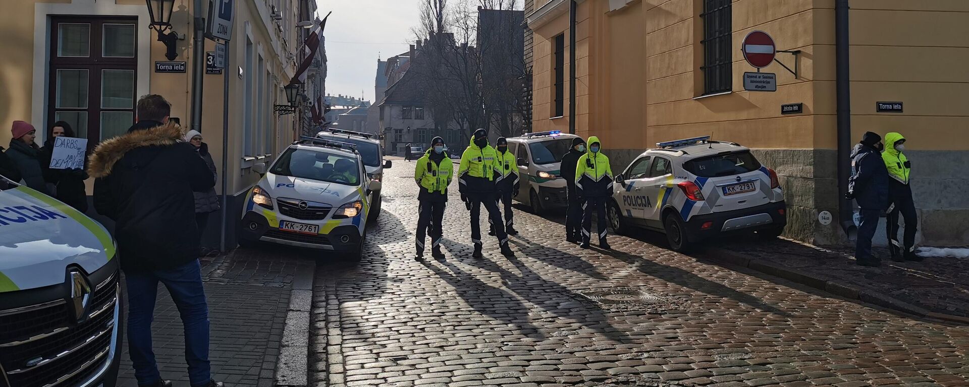 Сотрудники полиции блокировали подходы к Сейму Латвии - Sputnik Латвия, 1920, 09.12.2025