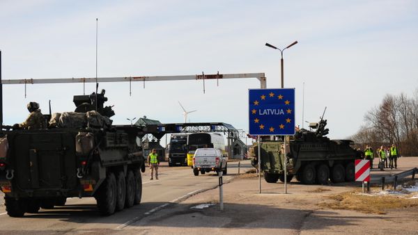Военная техника на латвийской границе во время учений - Sputnik Латвия
