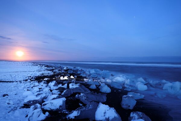 &quot;Алмазный&quot; пляж на берегу океана возле лагуны Йёкюльсаурлоун на юге Исландии - Sputnik Латвия