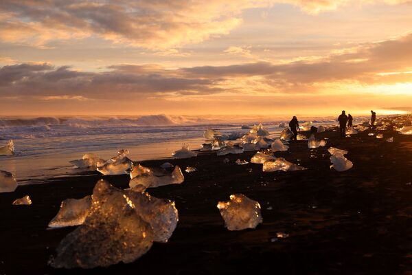 Jokulsarlonpludmale ir viena no gleznainākajām vietām Islandē. - Sputnik Latvija