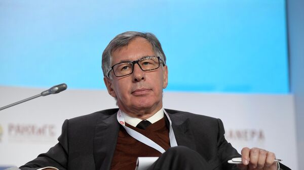 Председатель совета директоров АО АльфаСтрахование, председатель совета директоров АО Альфа-Банк, председатель совета директоров ABH Holdings S.A Пётр Авен на XI Гайдаровском форуме - Sputnik Латвия