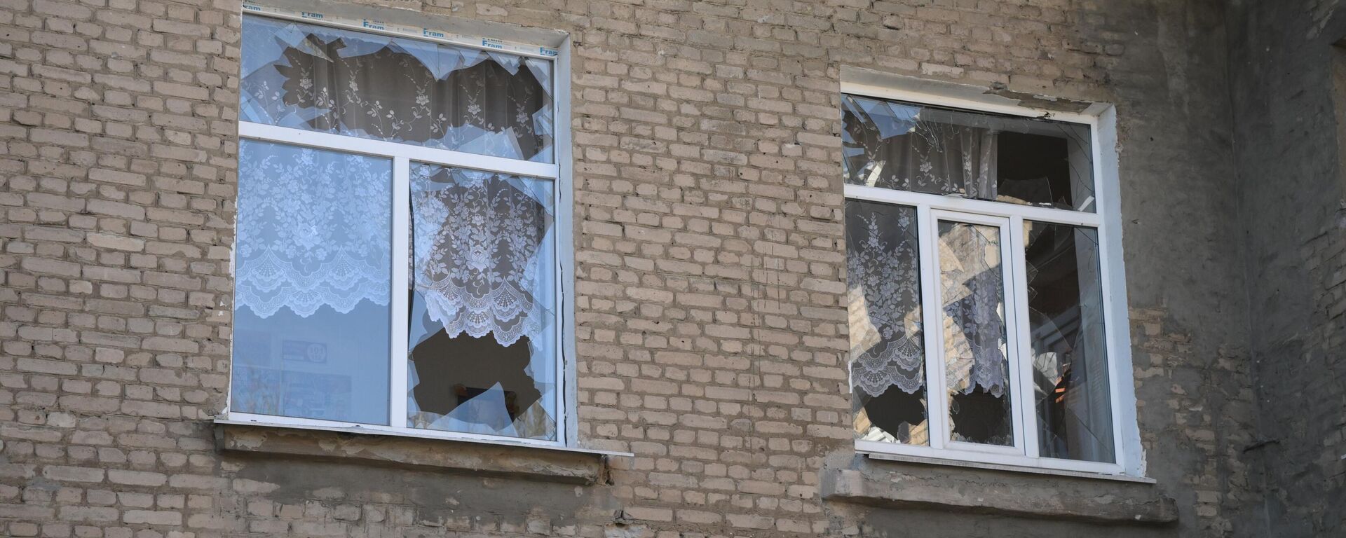 Поврежденные в результате обстрела окна в школе номер 56 в Донецке, 21 февраля 2022 - Sputnik Латвия, 1920, 21.02.2022