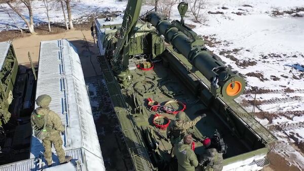 Подготовка оперативно-тактического комплекса Искандер к стрельбе в рамках учений сил стратегического сдерживания Гром-2022 Минобороны РФ - Sputnik Латвия