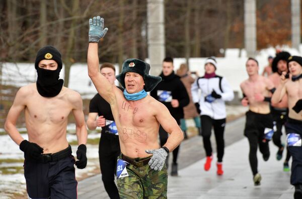 Забег Brutal Run в Минске 20 февраля 2022 года - Sputnik Latvija
