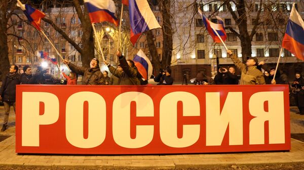Жители Донецка и Луганска празднуют признание Россией ДНР и ЛНР - Sputnik Латвия