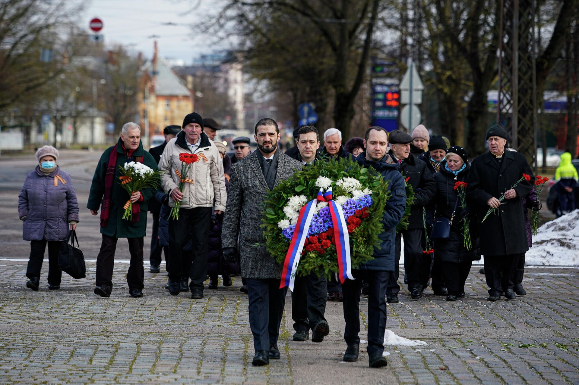 В Риге возложили цветы к военным памятникам в День защитника отечества 23 февраля - Sputnik Латвия, 1920, 23.02.2022