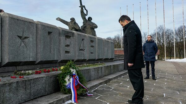 В Риге возложили цветы к военным памятникам в День защитника отечества 23 февраля - Sputnik Латвия