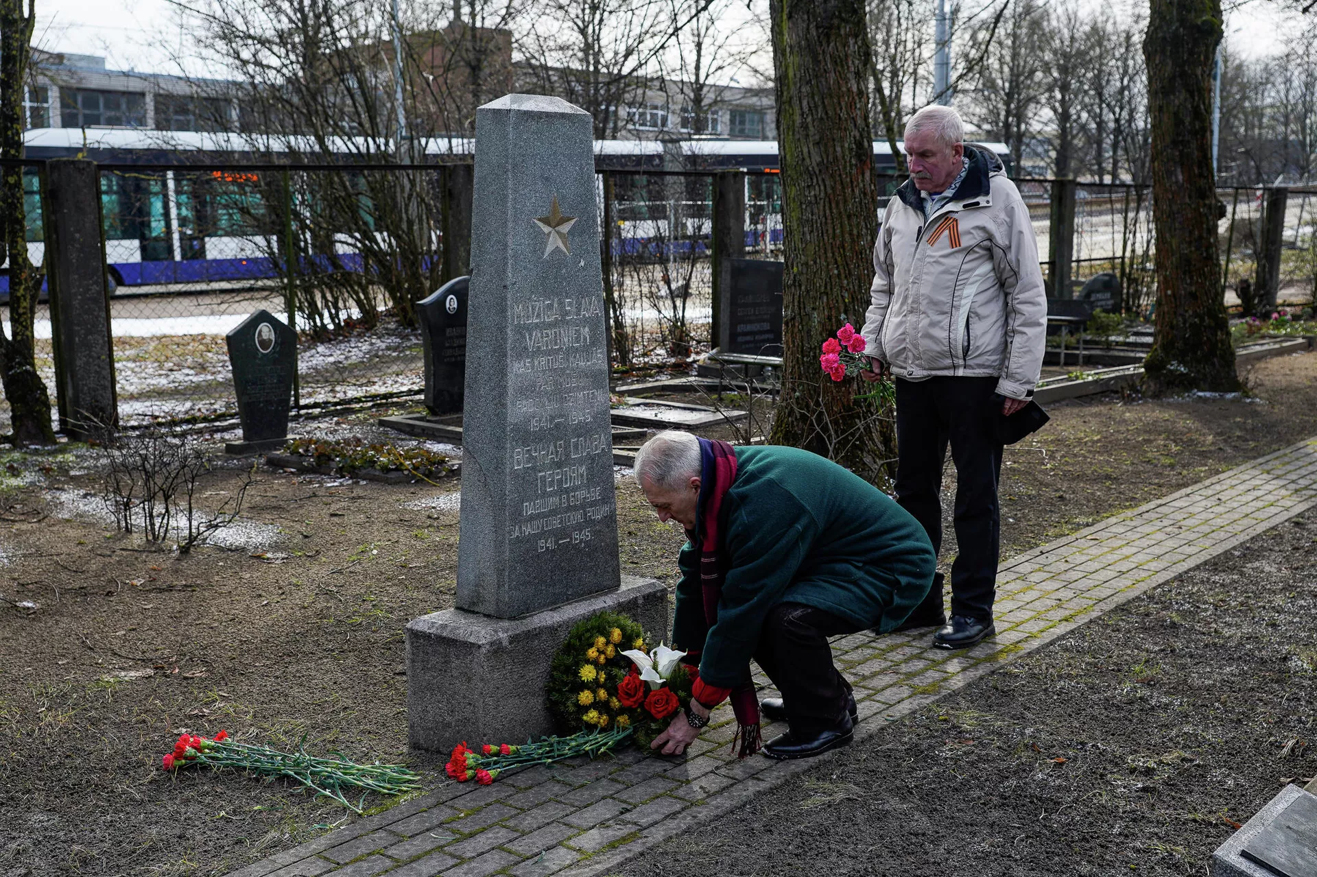 В Риге возложили цветы к военным памятникам в День защитника отечества 23 февраля - Sputnik Латвия, 1920, 23.02.2022