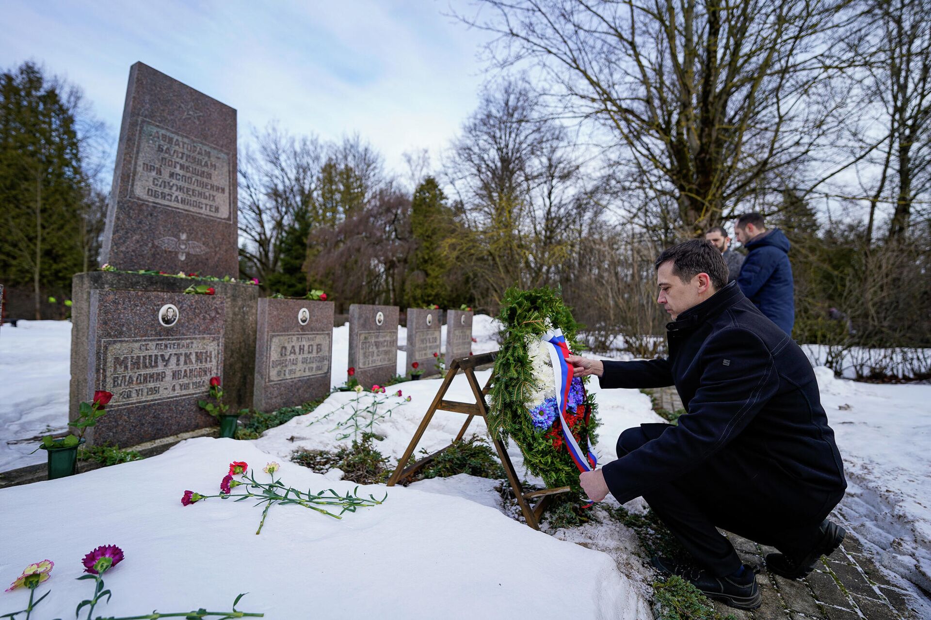 В Риге возложили цветы к военным памятникам в День защитника отечества 23 февраля - Sputnik Латвия, 1920, 23.02.2022