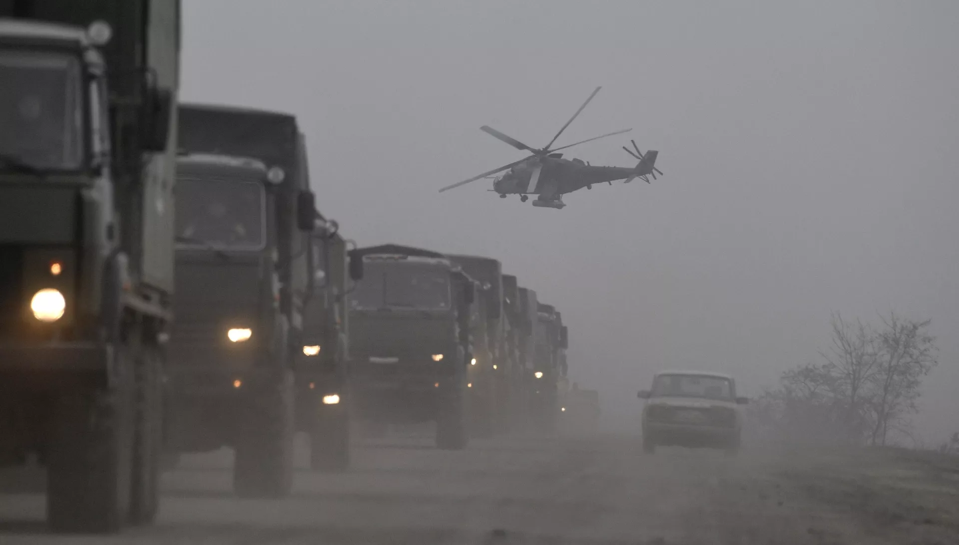 Колонна грузовых автомобилей ВС РФ и ударный вертолет Ми-24 ВКС РФ в Армянске - Sputnik Латвия, 1920, 25.02.2022