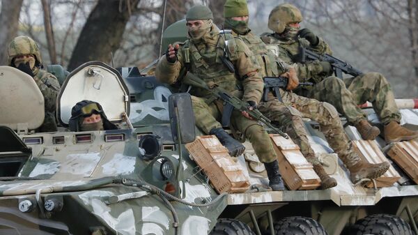 Krievijas karavīri pie Krievijas un Ukrainas robežas - Sputnik Latvija