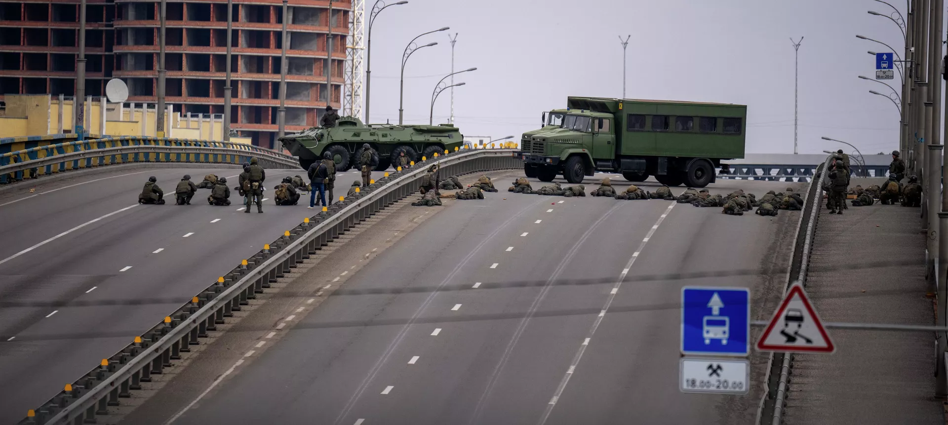 Украинские военнослужащие на мосту в Киеве, 25 февраля 2022 года - Sputnik Латвия, 1920, 25.02.2022