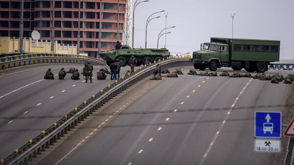 Украинские военнослужащие на мосту в Киеве, 25 февраля 2022 года - Sputnik Латвия