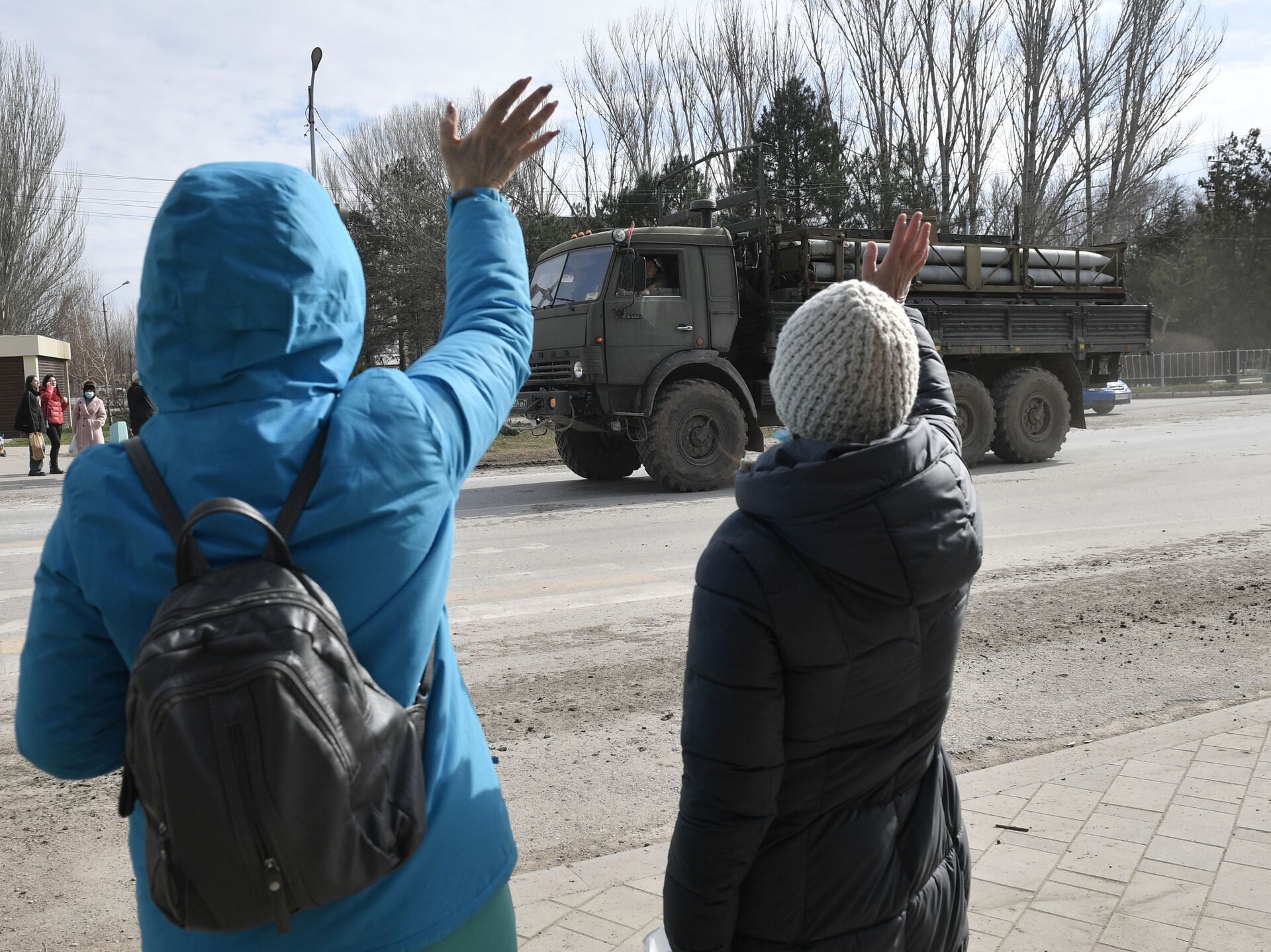 Сводки украинцев. Жители Донбасса приветствуют российские войска. Россия человек.