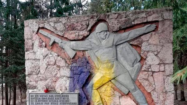 Вандалы облили памятник советским воинам-освободителям в Риге - Sputnik Латвия
