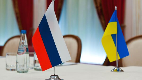 Флаги России и Украины в зале, где пройдут переговоры - Sputnik Латвия