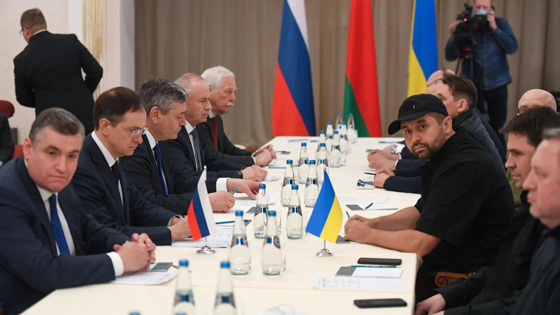 Российская (слева) и украинская делегации на переговорах в Беларуси