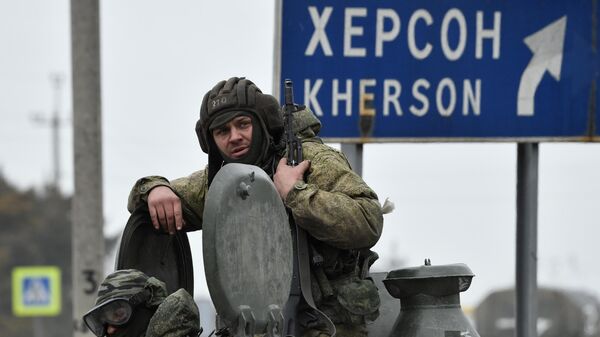 Российские военнослужащие в колонне военной техники на шоссе возле границы с Украиной в Армянске - Sputnik Latvija