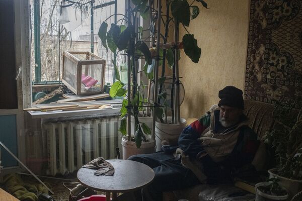 Мужчина в своей квартире в городе Счастье в Луганской народной республике - Sputnik Латвия