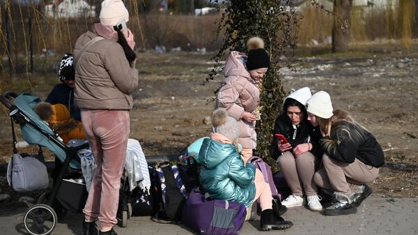 Жители Украины на контрольно-пропускном пункте Медыка-Шегини на польско-украинской границе - Sputnik Latvija