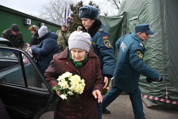 Одна из жительниц Мариуполя, самостоятельно покинувших город по гуманитарному коридору. - Sputnik Латвия