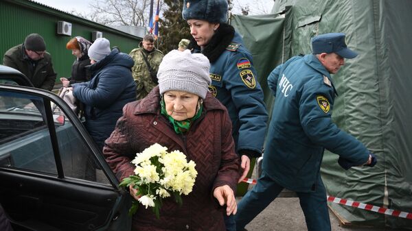 Одна из жительниц Мариуполя, самостоятельно покинувших город по гуманитарному коридору, на пункте встречи беженцев - Sputnik Латвия