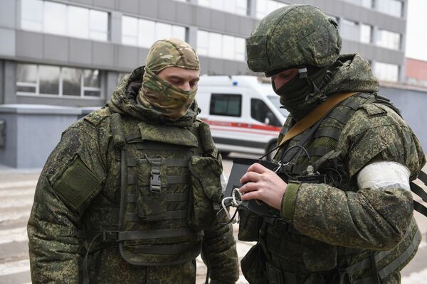 Военнослужащие РФ делают замеры на территории Запорожской АЭС. - Sputnik Латвия