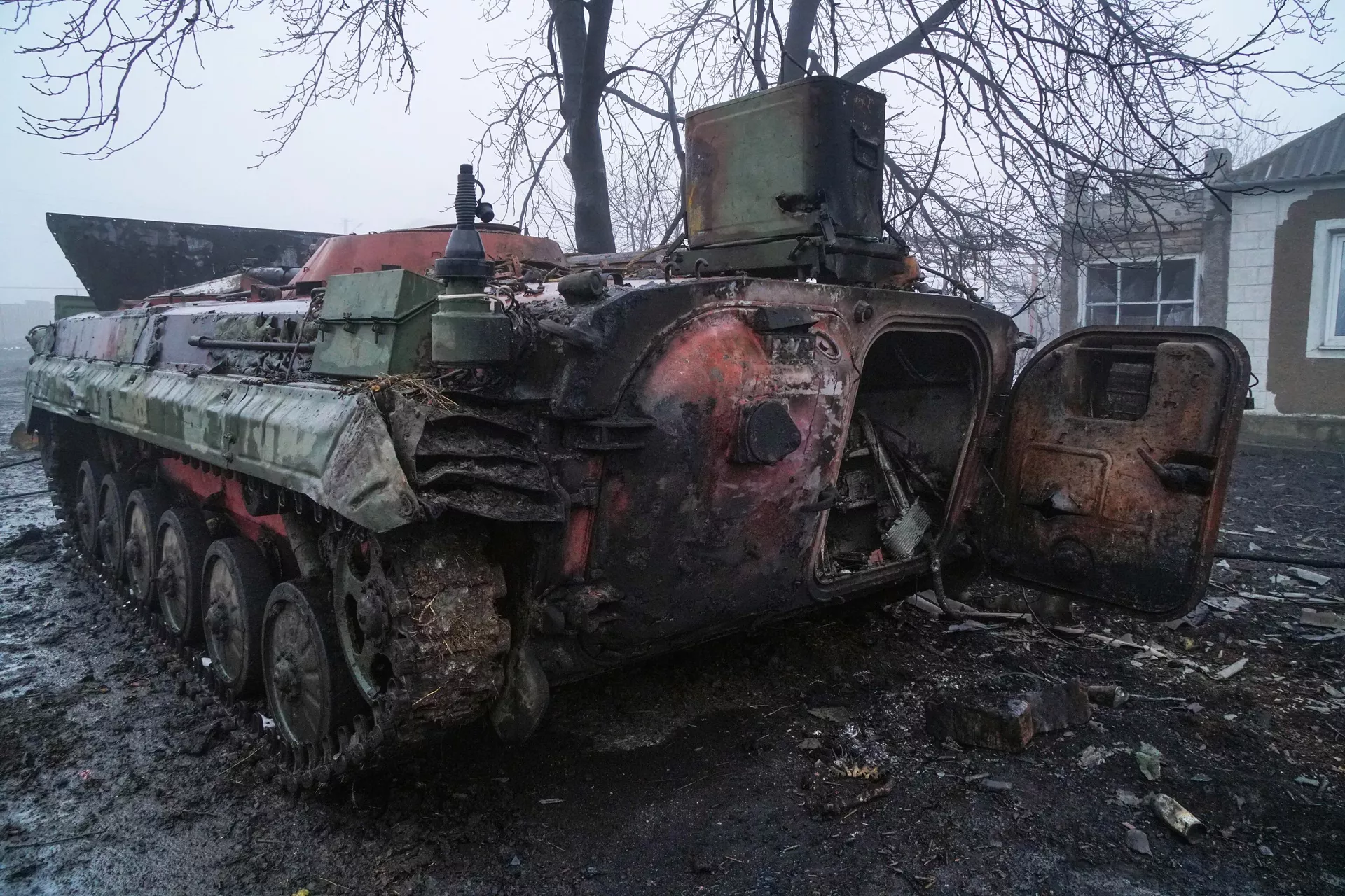 Уничтоженная военная техника ВСУ в частном секторе Волновахи, 2 марта 2022 года - Sputnik Латвия, 1920, 09.03.2022