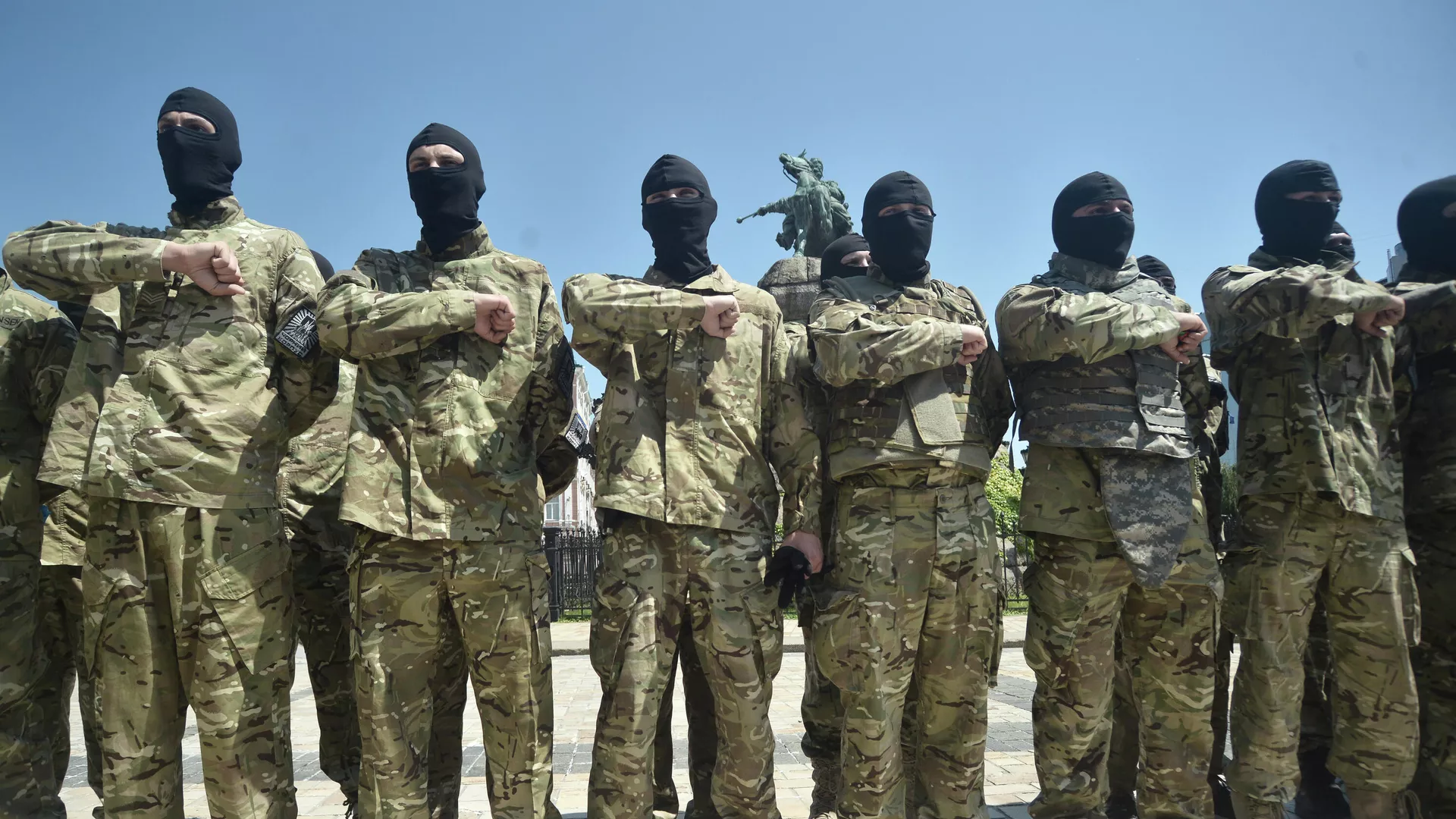 Бойцы батальона “Азов” приняли присягу в Киеве перед отправкой на Донбасс