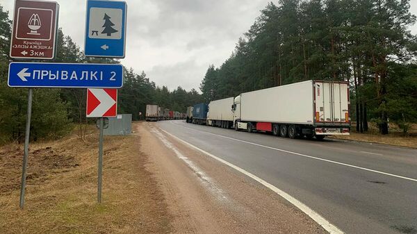 Kravas automašīnu rindas uz Baltkrievijas robežas ar ES valstīm - Sputnik Latvija