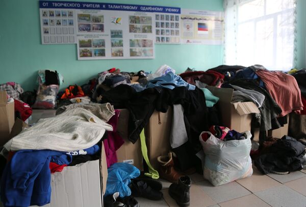 Собранная волонтерами одежда в одном из помещений в здании школы в селе Безыменное. - Sputnik Латвия