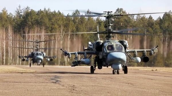 Ударные вертолеты Ка-52 после окончания операции по уничтожению бронетехники Вооруженных сил Украины - Sputnik Латвия